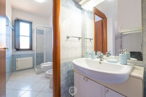 Chuveiro, secador de cabelo, bidê, toalhas de banho