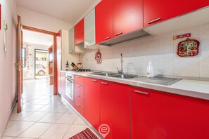 Réfrigérateur, micro-ondes, plaque de cuisson, cafetière/bouilloire