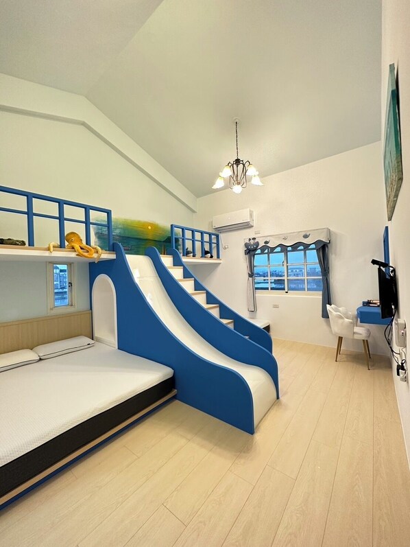 Family Quadruple Room, Courtyard View | Free WiFi - Ians Home (Dongshan)