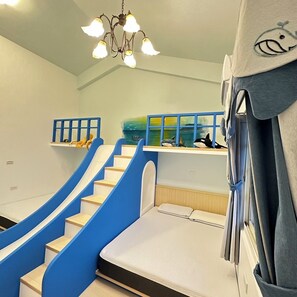 Familien-Vierbettzimmer, Blick auf den Innenhof | Kostenloses WLAN