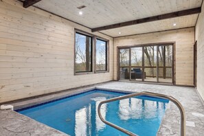 Innendørsbasseng og et oppvarmet basseng