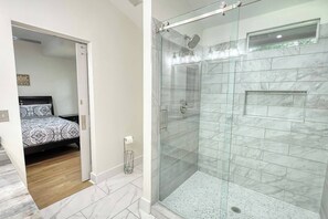 Douche, séchoir à cheveux, serviettes fournies
