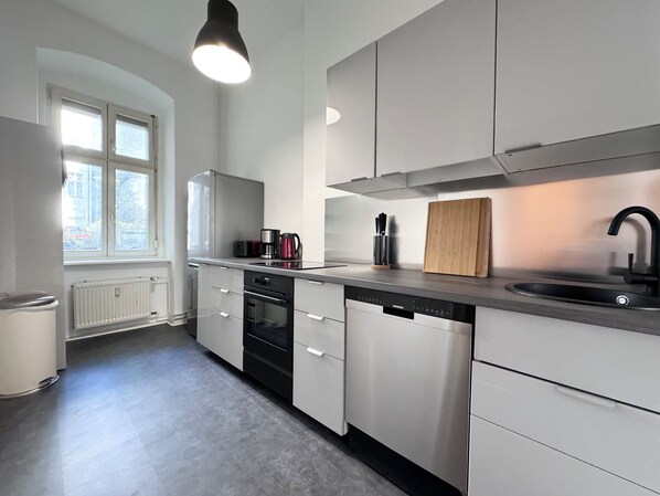 Kühlschrank, Mikrowelle, Ofen, Herdplatte