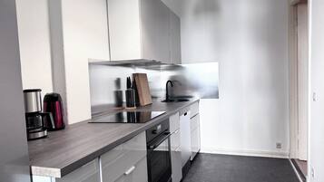 Frigorífico, microondas, horno y placa de cocina