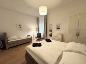 3 Schlafzimmer, Zimmersafe, Schreibtisch, Bügeleisen/Bügelbrett