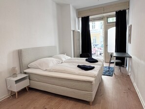 3 bedrooms, in-room safe, desk, iron/ironing board - Charlottenburger Schloss Kiez an der Spree 3 SZ (Berlin)