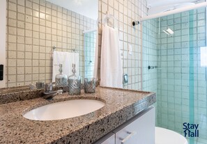 Villa | Salle de bain | Douche, serviettes fournies