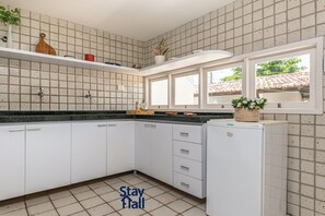 Vila básica | Cozinha privada | Geladeira, micro-ondas, fogão, talheres/pratos/utensílios de cozinha