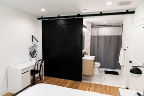 2 sovrum, skrivbord, strykjärn/strykbräda och wi-fi