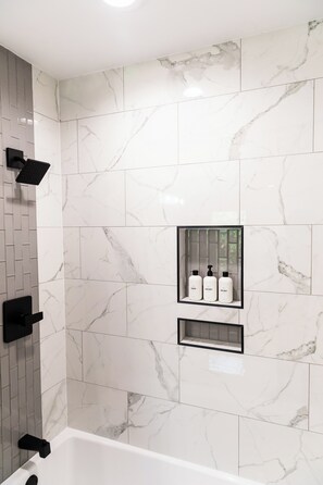 Douche, séchoir à cheveux, serviettes fournies, savon