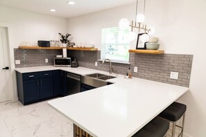 Kylskåp, mikrovågsugn, ugn och spishäll