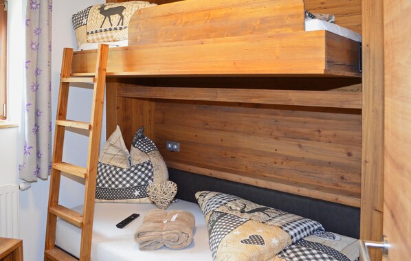 4 bedrooms, free WiFi, bed sheets