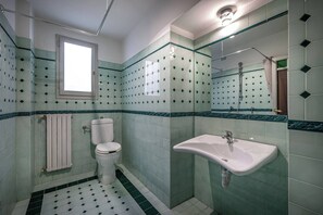 Dusche, Haartrockner, Bidet, Handtücher