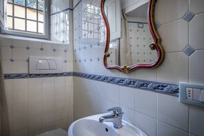 Suihku, hiustenkuivaaja, bidee, pyyhkeet