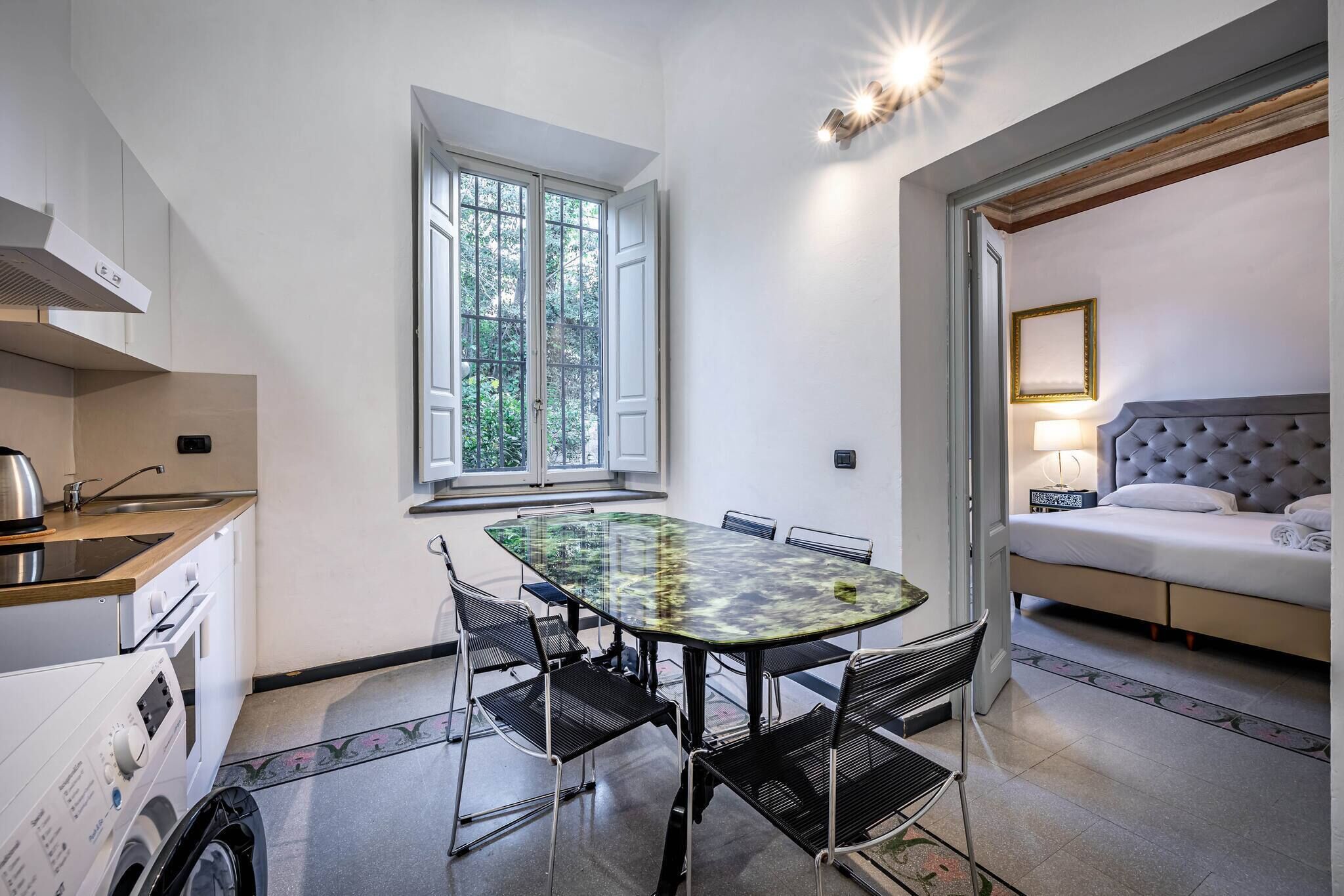 Frigorifero, microonde, forno, piano cottura