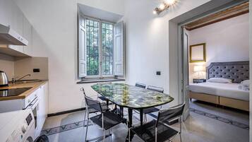 Frigorifero, microonde, forno, piano cottura