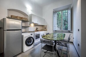 Jääkaappi, mikroaaltouuni, uuni, liesi