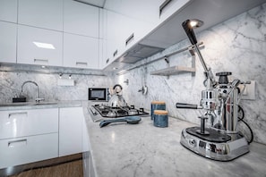 Geladeira, micro-ondas, fogão, cooktop