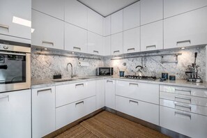 Frigorífico, microondas, horno y placa de cocina