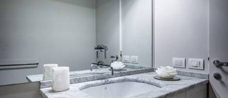 Shower, hair dryer, bidet, towels