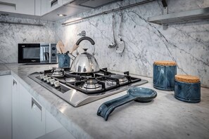 Frigorifero, microonde, forno, piano cottura