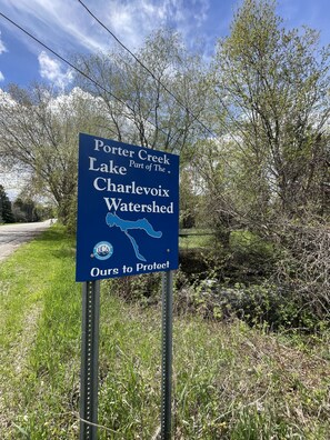 Property grounds - Cozy Porter Creek Retreat - 5 miles to downtown (Boyne City)