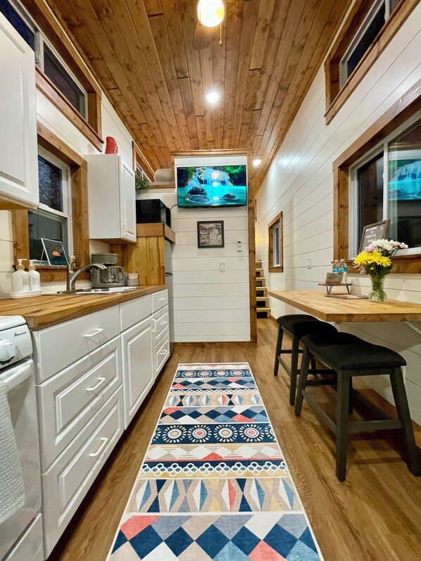 Fridge, microwave, oven, stovetop - Cozy Porter Creek Retreat - 5 miles to downtown (Boyne City)