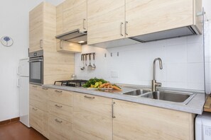 Fridge, microwave, oven, stovetop - Apartments Florence - Rucellai (Florence)