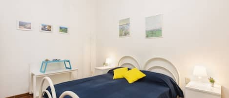 2 bedrooms, desk, iron/ironing board, WiFi