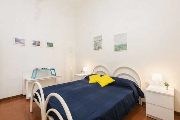 2 bedrooms, desk, iron/ironing board, WiFi