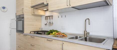 Réfrigérateur, four à micro-ondes, un four, surface de cuisson