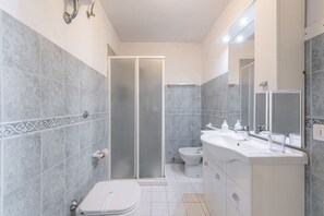 Dusche, Haartrockner, Bidet
