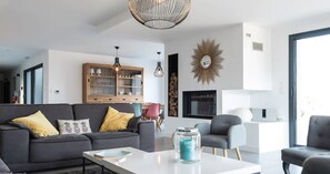 TV, fireplace, DVD player, books - Villa Blanca 5* Sea View 🔅 and Mountain (BANYULS-SUR-MER)