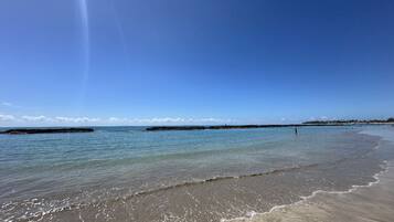 Di pantai, kursi berjemur, dan payung pantai