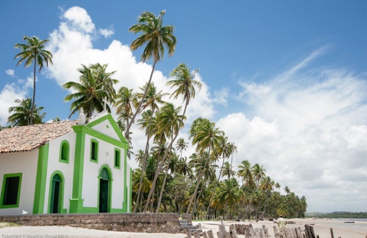 Na praia, espreguiçadeiras, guarda-sóis 