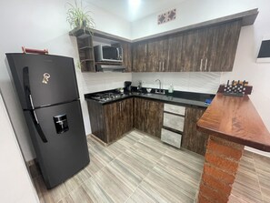 Refrigerador, microondas, horno, placa de cocina