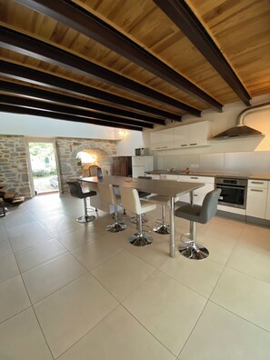 Mikrobølgeovn, ovn, kokeplater og oppvaskmaskin