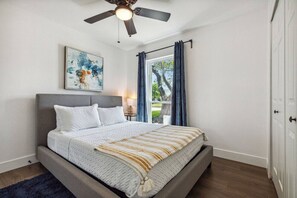 3 habitaciones, escritorio y tabla de planchar con plancha