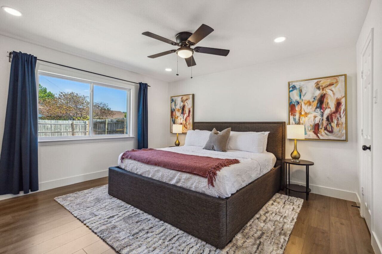 3 bedrooms, desk, iron/ironing board, travel cot