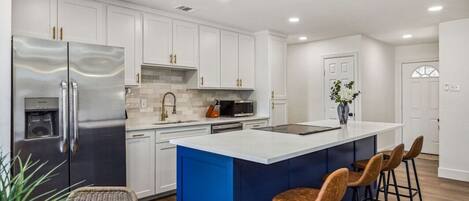 Refrigerador, microondas, horno y parrilla de estufa