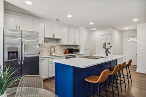 Frigorifero, microonde, forno, piano cottura