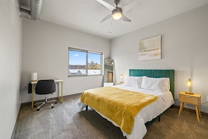 2 bedrooms, desk, iron/ironing board, free WiFi - Cozy 2B1B w/ Coffee, Wi-Fi & Free Parking (Des Moines)