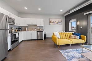 Fridge, microwave, oven, stovetop - Cozy 2B1B w/ Coffee, Wi-Fi & Free Parking (Des Moines)