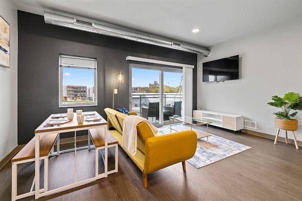 Smart TV - Cozy 2B1B w/ Coffee, Wi-Fi & Free Parking (Des Moines)