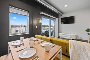 Dining - Cozy 2B1B w/ Coffee, Wi-Fi & Free Parking (Des Moines)