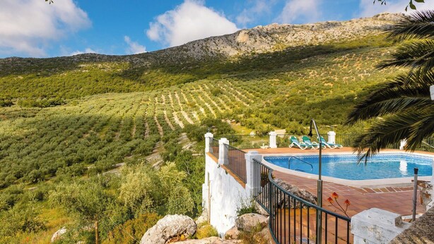 A pool with a view of olive groves and a mountain in the background. - Cortijo Entre Sierras Carcabuey by Ruralidays (Córdoba)