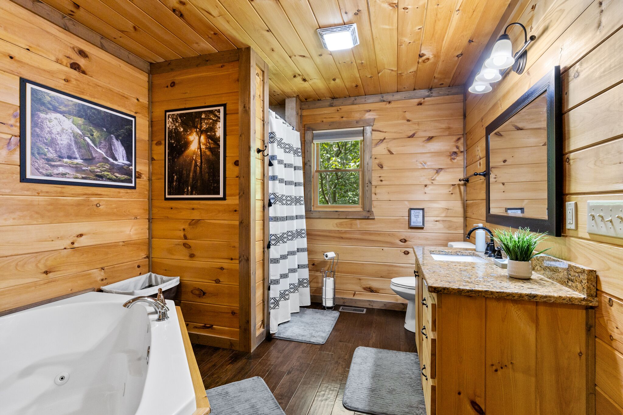Une salle de bain rustique, avec une baignoire, un lavabo et une fenêtre.