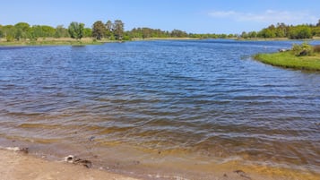 Perto da praia, prática de pesca
