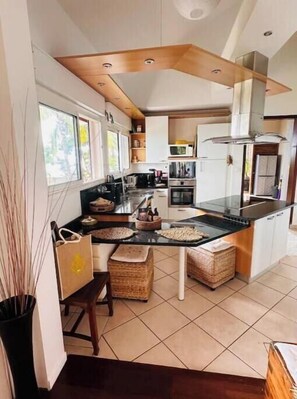 Fridge, microwave, oven, stovetop - Villa Samaé, Tropical charm in the south-west of Reunion Island (Les Avirons)