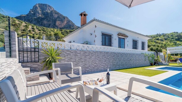 A modern villa with a pool, outdoor seating, and a mountain backdrop. - Villa Madrid Alcazar El Gastor by Ruralidays (Cádiz)